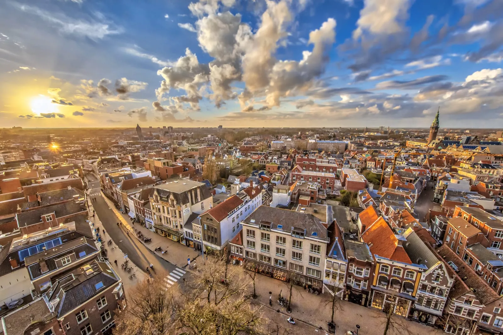 De Groningse binnenstad vanuit de lucht, met de Martinitoren aan de horizon