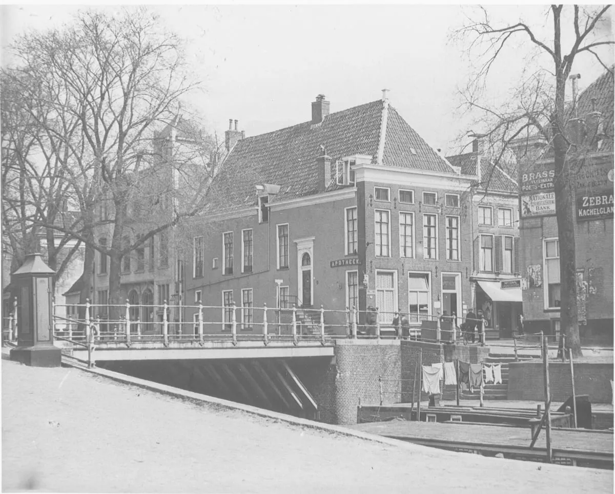 Historische foto van de Ebbingebrug en omgeving in Groningen