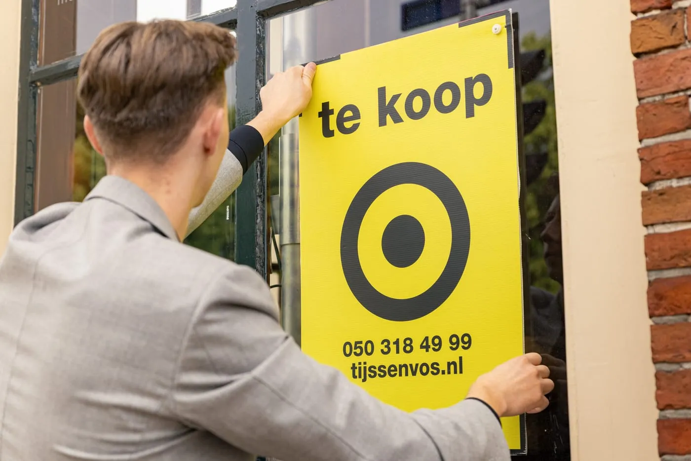 Een te-koopbord van Tijssen & Vos wordt opgehangen